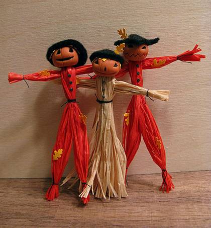 How to make a miniature scarecrow